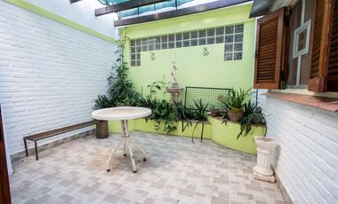 Casa de 4 dormitorios cochera patio zona Costanera