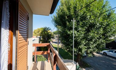 Casa de 4 dormitorios cochera patio zona Costanera