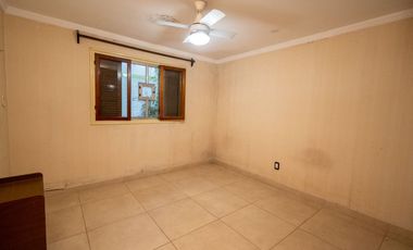 Casa de 4 dormitorios cochera patio zona Costanera