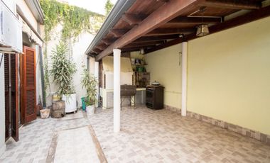 Casa de 4 dormitorios cochera patio zona Costanera