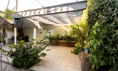 Casa de 4 dormitorios cochera patio zona Costanera