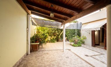 Casa de 4 dormitorios cochera patio zona Costanera