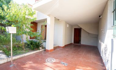 Casa de 4 dormitorios cochera patio zona Costanera