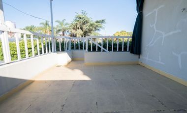 Casa de 4 dormitorios cochera patio zona Costanera