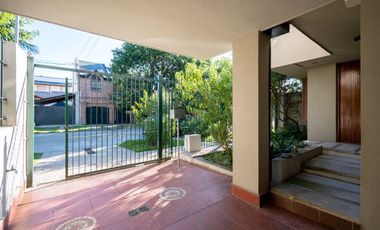 Casa de 4 dormitorios cochera patio zona Costanera