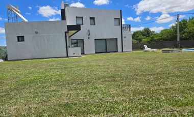 CASA 2 DORMITORIOS , JARDIN Y PILETA. IBARLUCEA
