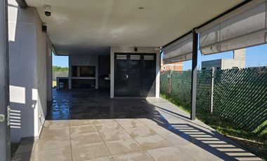 CASA 2 DORMITORIOS , JARDIN Y PILETA. IBARLUCEA