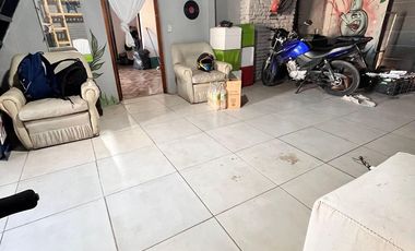 Casa con Pileta y Parque en Burzaco