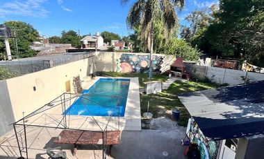 Casa con Pileta y Parque en Burzaco