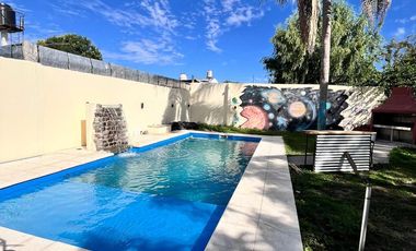Casa con Pileta y Parque en Burzaco
