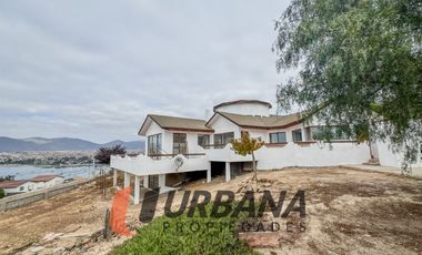 EXCLUSIVA CASA CON VISTA PANORÁMICA A LA HERRADURA