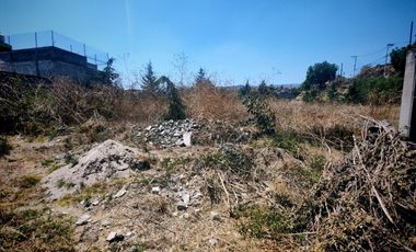 Buen terreno con servicios, semiplano y listo para construir