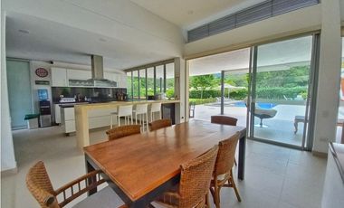 Maat Vende Casa  en Condominio-Villeta 2.697m2 $1.590Millones