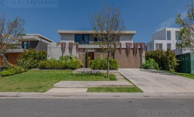 Casa en  venta al lago en Virazon de 4 dormitorios en suite