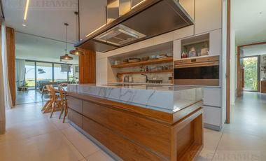 Casa en  venta al lago en Virazon de 4 dormitorios en suite
