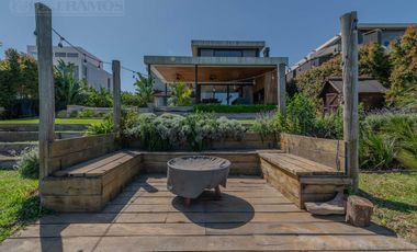 Casa en  venta al lago en Virazon de 4 dormitorios en suite