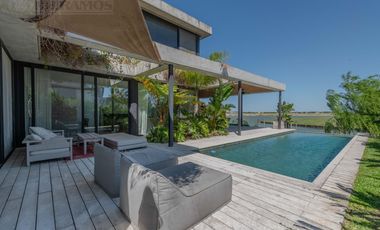 Casa en  venta al lago en Virazon de 4 dormitorios en suite