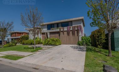 Casa en  venta al lago en Virazon de 4 dormitorios en suite