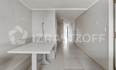 Con amenities y dos cocheras.