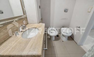 Con amenities y dos cocheras.