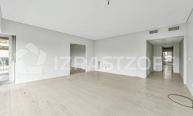 Con amenities y dos cocheras.
