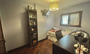 Chalet 4 Ambientes, con Garage doble, parque y parrilla, en Alquiler.