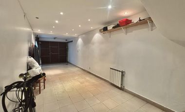 Chalet 4 Ambientes, con Garage doble, parque y parrilla, en Alquiler.