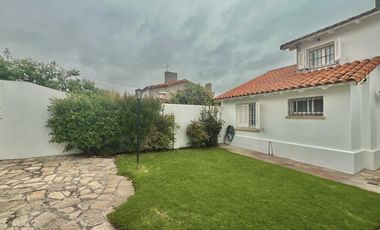 Chalet 4 Ambientes, con Garage doble, parque y parrilla, en Alquiler.