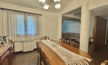 Chalet 4 Ambientes, con Garage doble, parque y parrilla, en Alquiler.