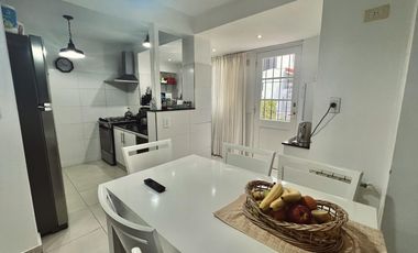 Chalet 4 Ambientes, con Garage doble, parque y parrilla, en Alquiler.