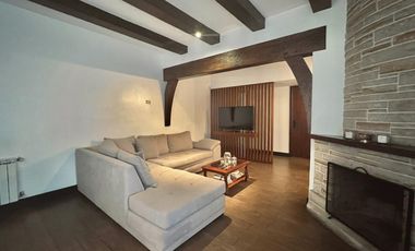 Chalet 4 Ambientes, con Garage doble, parque y parrilla, en Alquiler.