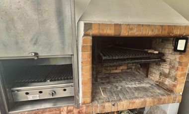Chalet 4 Ambientes, con Garage doble, parque y parrilla, en Alquiler.
