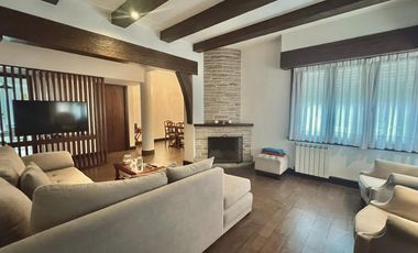 Chalet 4 Ambientes, con Garage doble, parque y parrilla, en Alquiler.
