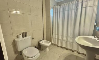 Chalet 4 Ambientes, con Garage doble, parque y parrilla, en Alquiler.