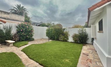 Chalet 4 Ambientes, con Garage doble, parque y parrilla, en Alquiler.