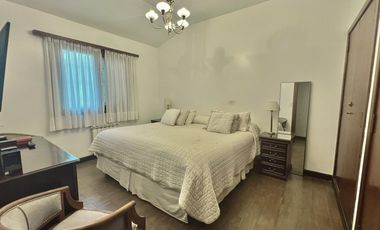 Chalet 4 Ambientes, con Garage doble, parque y parrilla, en Alquiler.