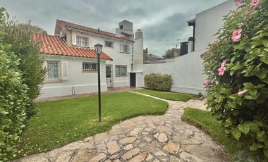 Chalet 4 Ambientes, con Garage doble, parque y parrilla, en Alquiler.