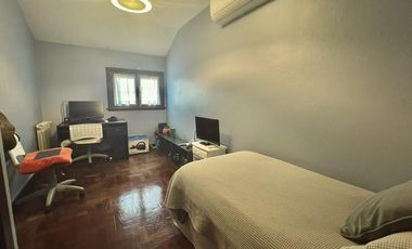 Chalet 4 Ambientes, con Garage doble, parque y parrilla, en Alquiler.