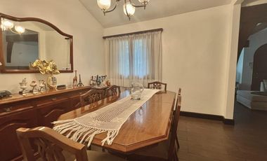 Chalet 4 Ambientes, con Garage doble, parque y parrilla, en Alquiler.