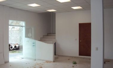 OFICINAS, PATIO Y BODEGA EN RENTA.