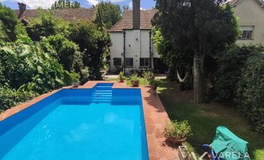 Casa en venta en Martinez con pileta y jardín