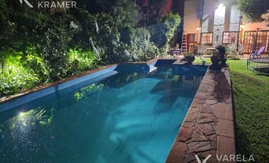 Casa en venta en Martinez con pileta y jardín