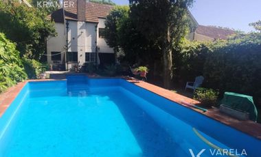 Casa en venta en Martinez con pileta y jardín
