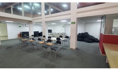 Edificio independiente en Laureles