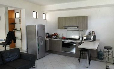 Casa de dos niveles con alberca y amplio jardín en Jardines de Cuernavaca.