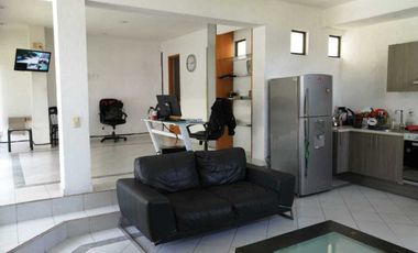 Casa de dos niveles con alberca y amplio jardín en Jardines de Cuernavaca.