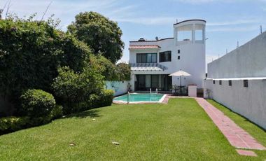 Casa de dos niveles con alberca y amplio jardín en Jardines de Cuernavaca.