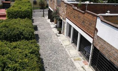 Casa de dos niveles con alberca y amplio jardín en Jardines de Cuernavaca.