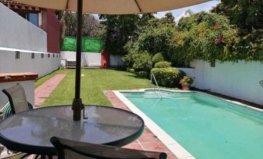 Casa de dos niveles con alberca y amplio jardín en Jardines de Cuernavaca.