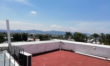 Casa de dos niveles con alberca y amplio jardín en Jardines de Cuernavaca.